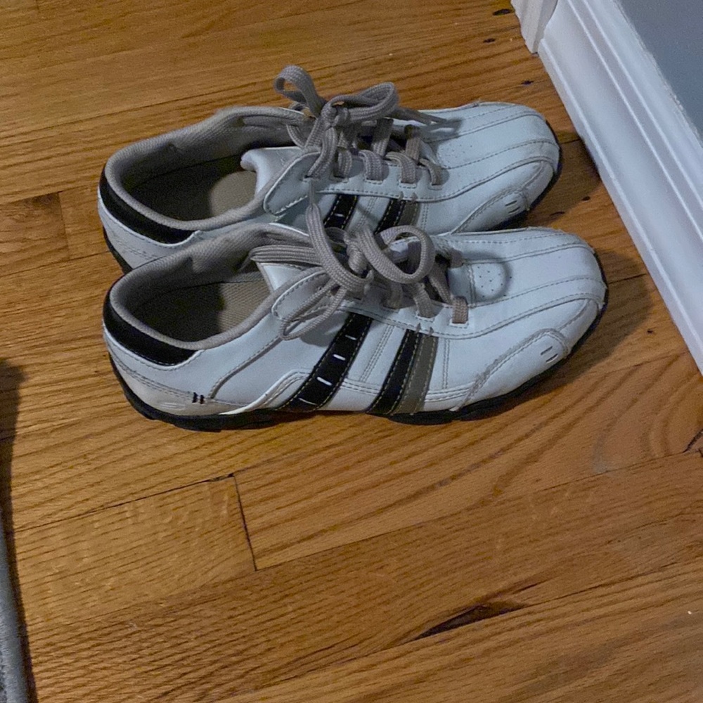 Sketchers sneaker shoes